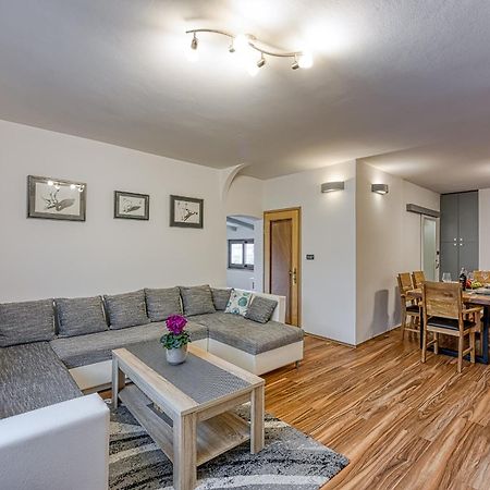 Apartments Suki Ровин Екстериор снимка