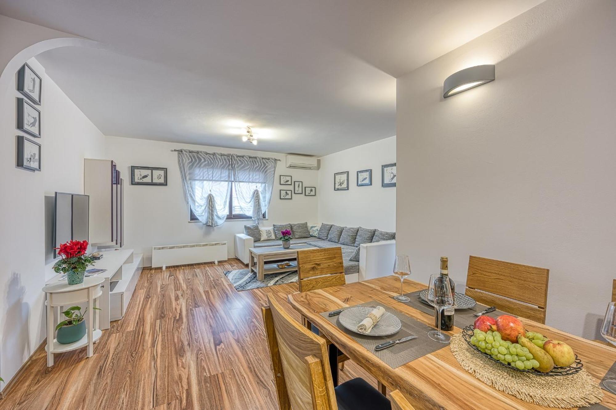 Apartments Suki Ровин Екстериор снимка