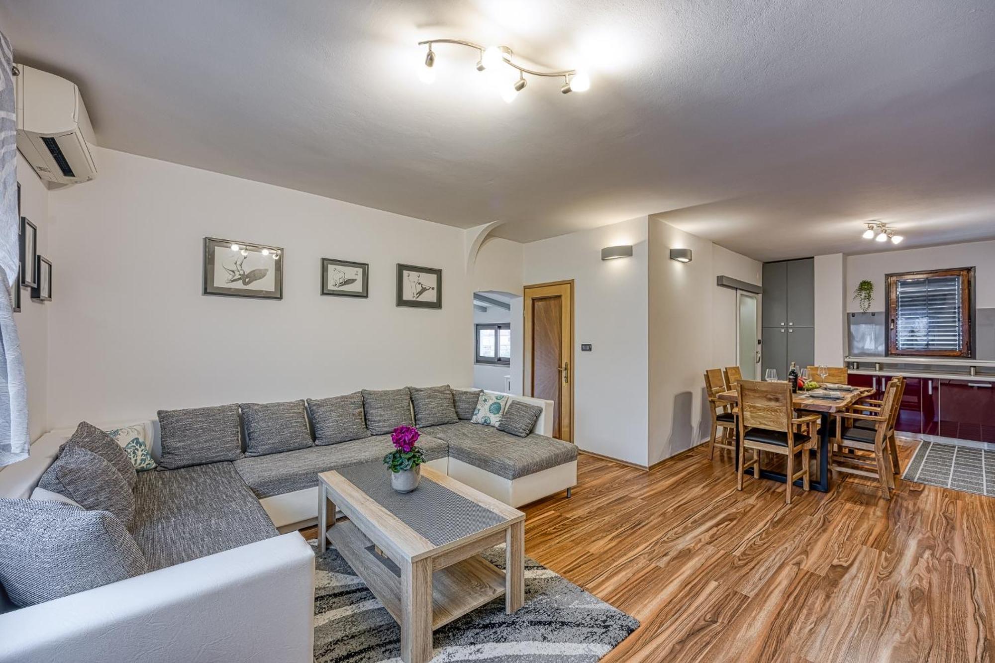 Apartments Suki Ровин Екстериор снимка