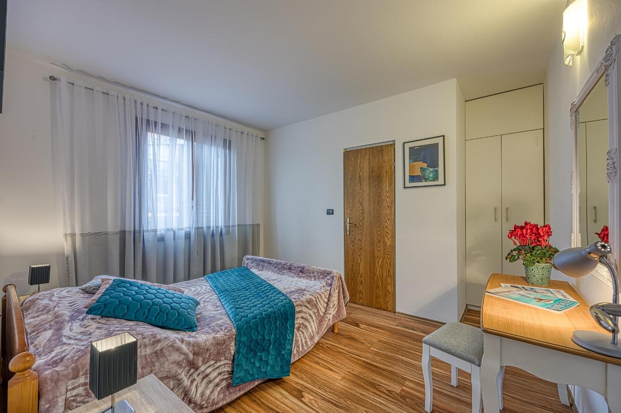 Apartments Suki Ровин Екстериор снимка