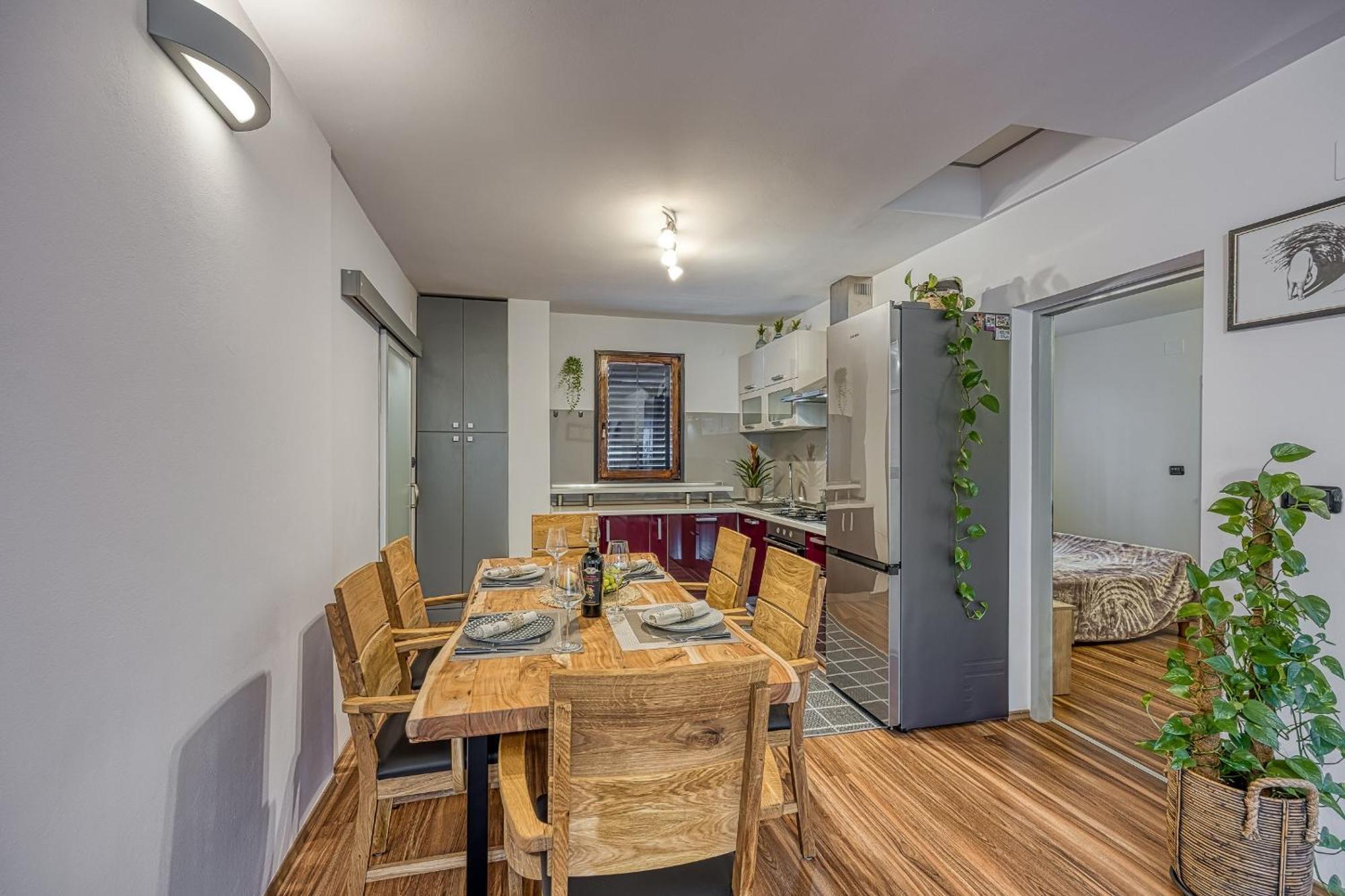 Apartments Suki Ровин Екстериор снимка