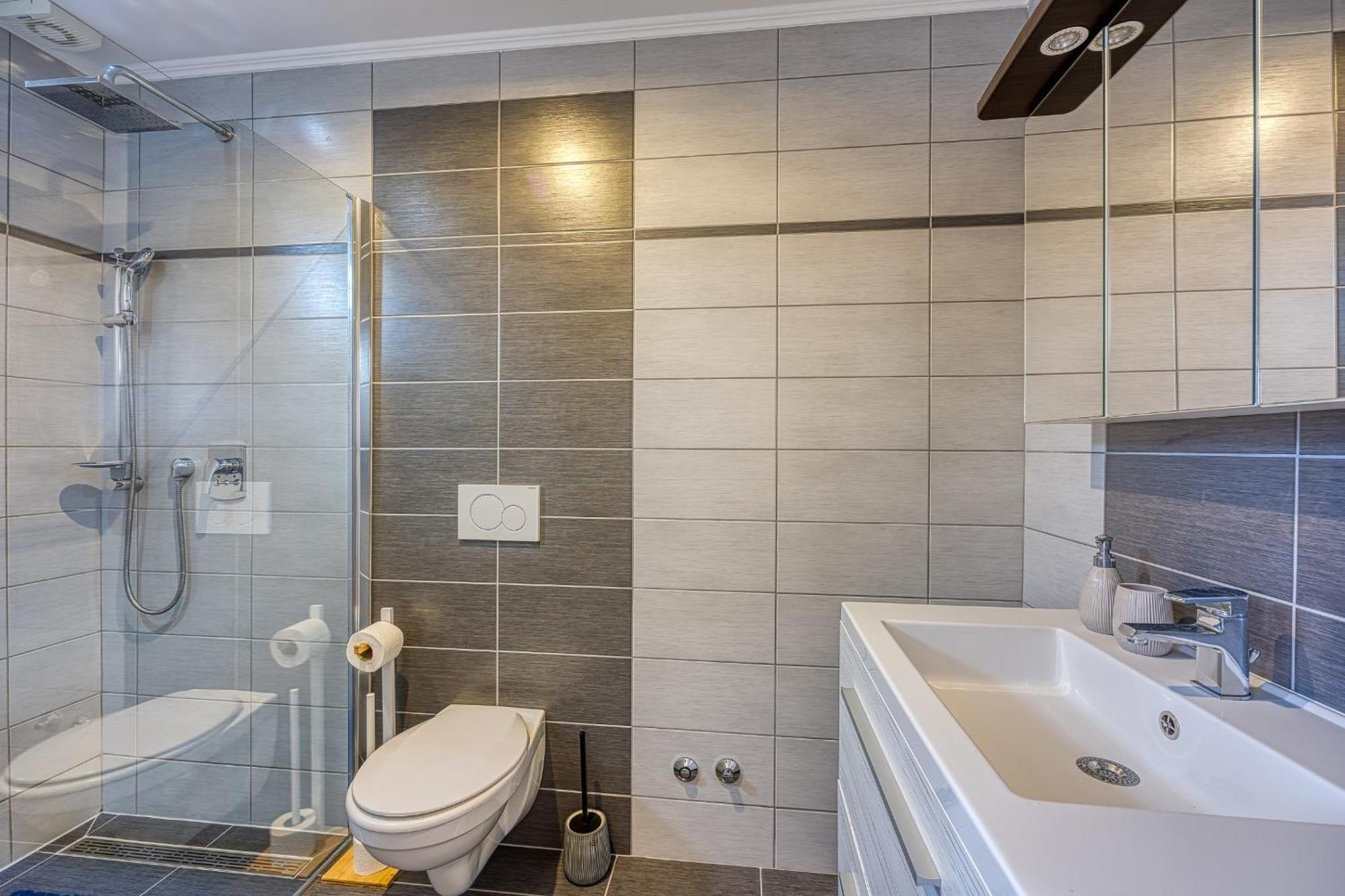Apartments Suki Ровин Екстериор снимка