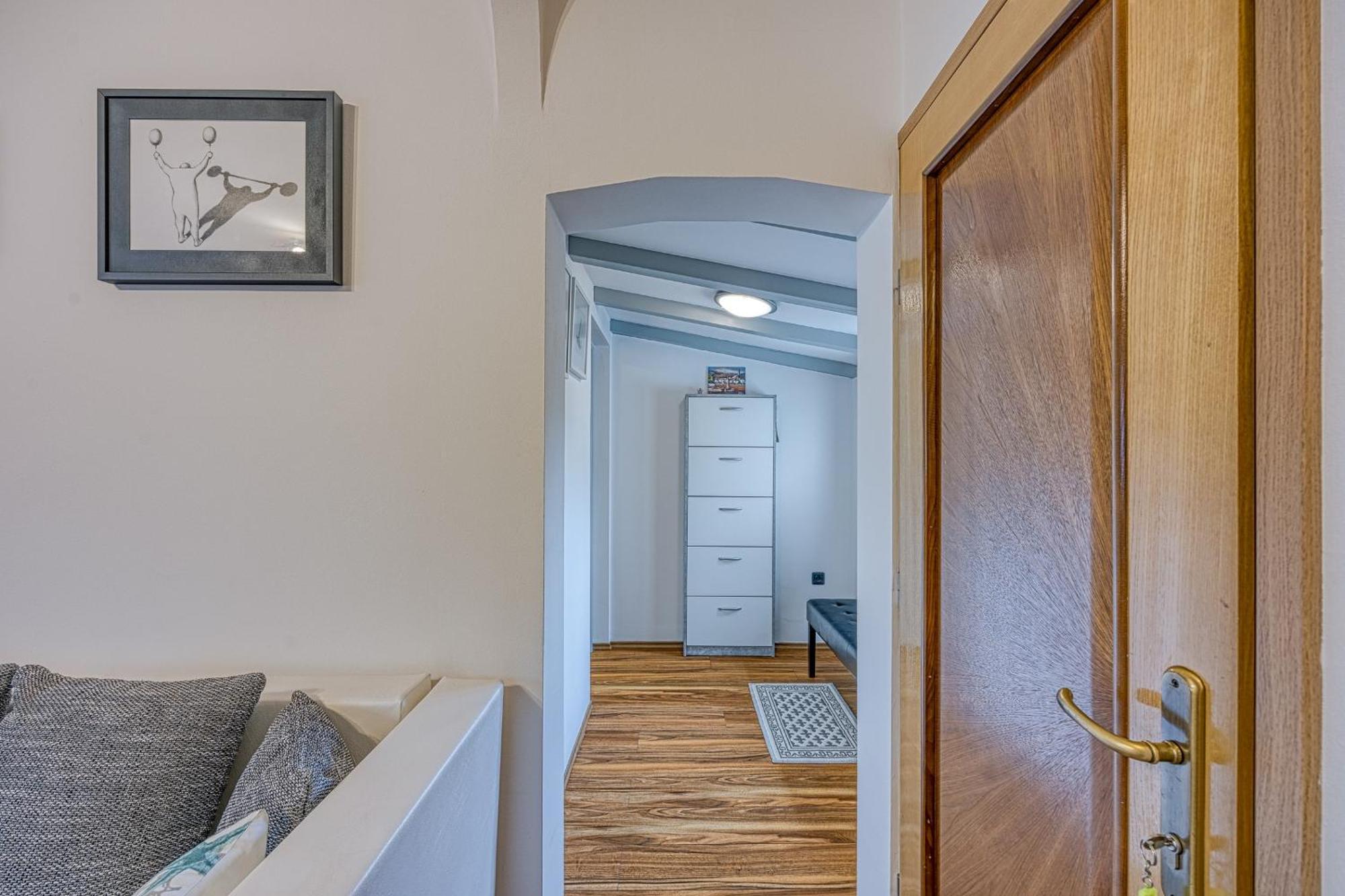Apartments Suki Ровин Екстериор снимка