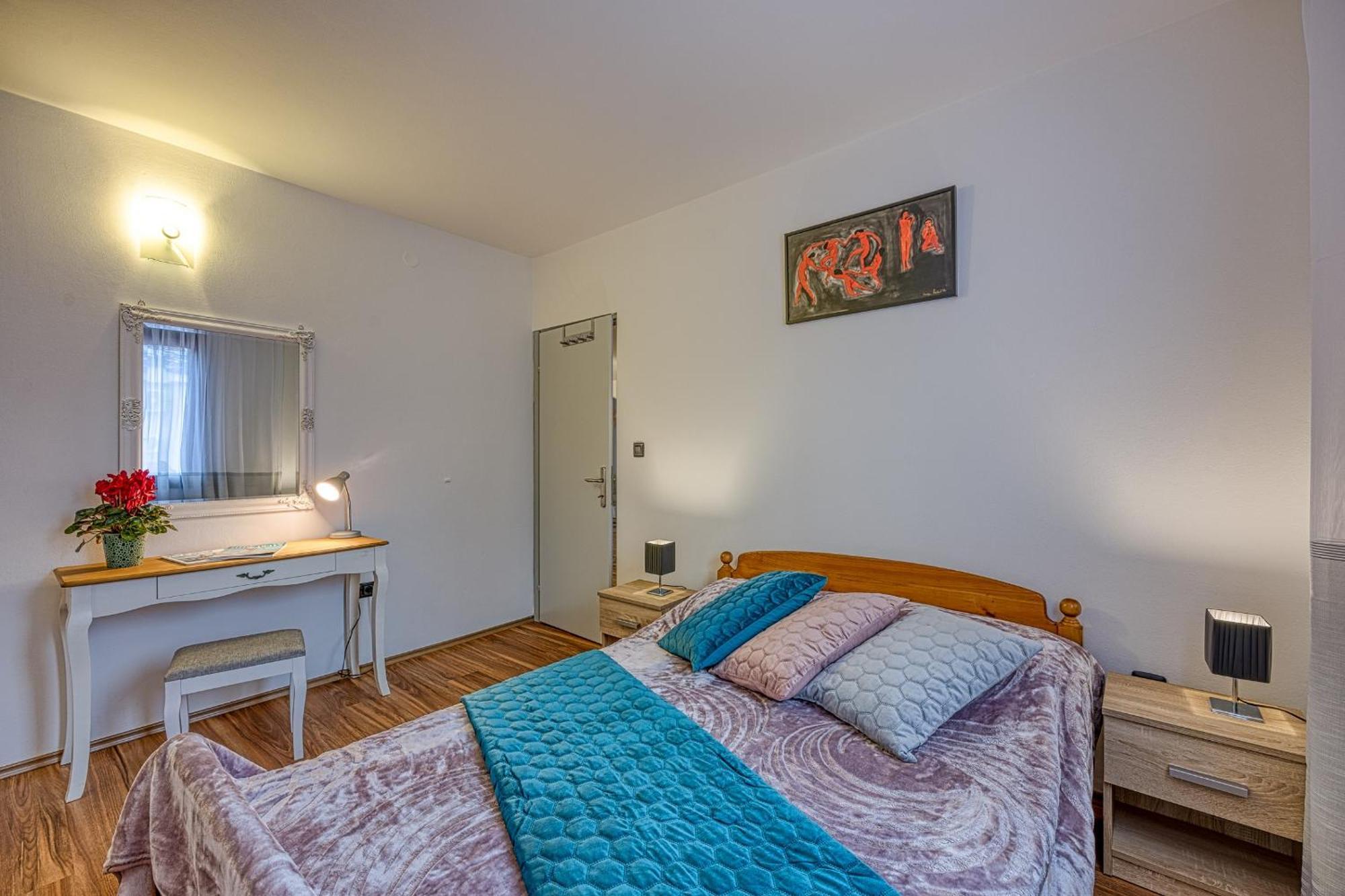 Apartments Suki Ровин Екстериор снимка