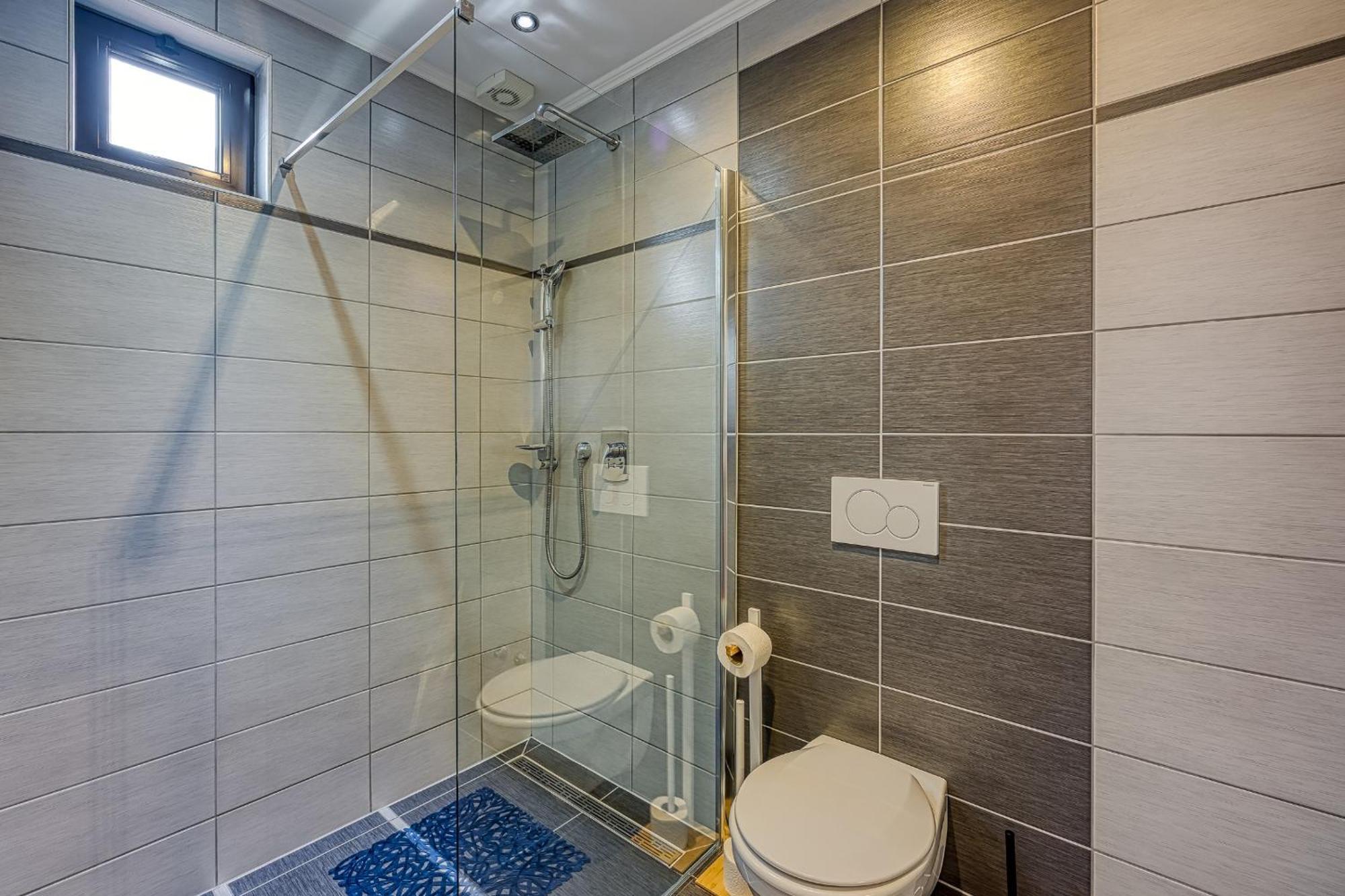 Apartments Suki Ровин Екстериор снимка