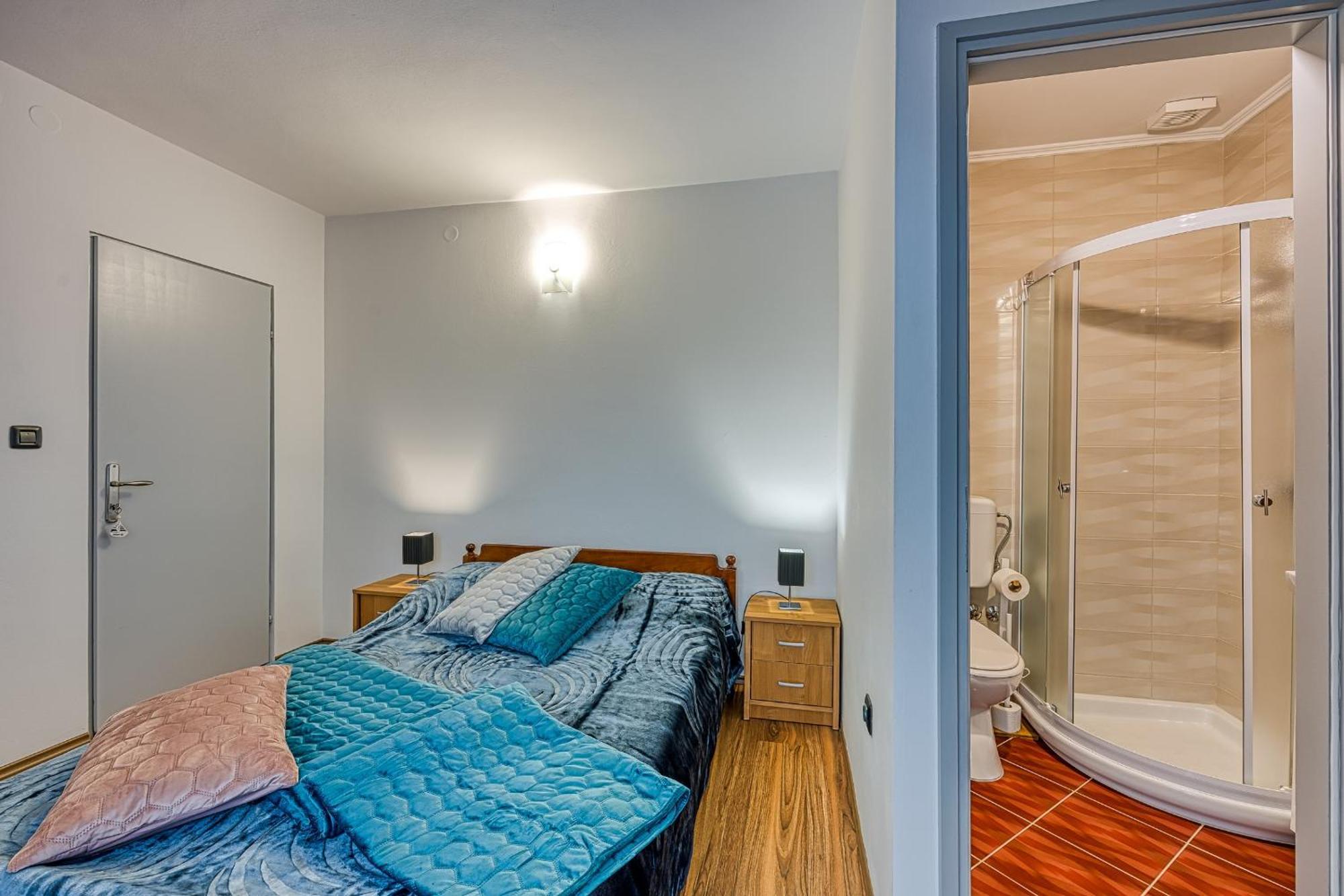 Apartments Suki Ровин Екстериор снимка