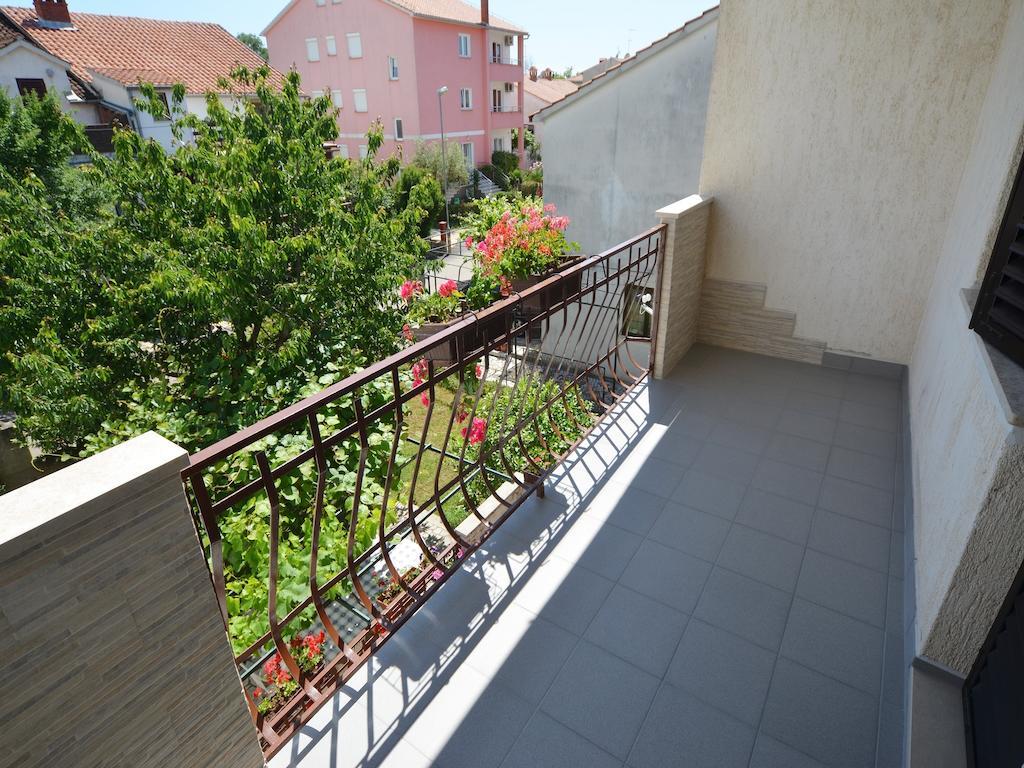 Apartments Suki Ровин Екстериор снимка